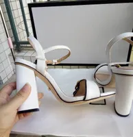 New Arrivals 2018 Patent Leather Thrill Heels Kobiety Unikalny Projektant Poruszone Toe Sukienka Buty Ślubne Seksowne Buty Litery Heel Sandals