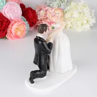 Feis Hotsale Weststyleロマンチックなケーキの装飾新郎ワンニーをひざまずいて結婚の提案を飾る結婚式の好意を飾る