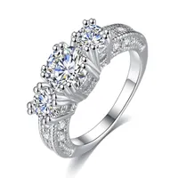 女性レディースエンゲージメントジュエリーのための3つのCZの石のゴールドの銀メッキウェディングダイヤモンドのリングの贅沢な立方体ジルコニア
