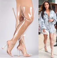 Kim Kardashian Clear PVC 뾰족한 발가락 투명한 허벅지 하이 부츠 활주로 여름 신발 여성 플러스 크기 크기 크리스탈 공석 블록 힐 백 지퍼 긴 보타 페미나