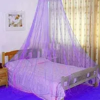 Elegante encaje de insecto cama con redondo redondo cúpula mosquito