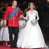 Elegant Kate Middleton Bröllopsklänning En linje Princess Sheer Långärmade V-Neck Lace Appliques Chapel Train Satin Brudklänningar Vit Elfenben