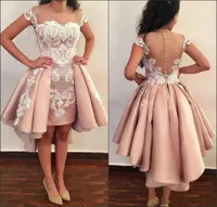 Modest High Low Sheer Lace Homecoming Kleider Illusion Rosa Kappe Arabische Brautjungfer Short Prom Dress Cocktail Party Club Tragegraduation