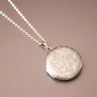 New Carved Flower Designs Round Photo Frame Pendant Necklace Stainless Steel Charms Locket Necklaces Women Men Fashion Memorial Jewelry