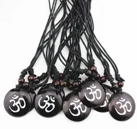 Mode Smycken Partihandel Mixed 12PCs Resin Carving Aum OHM Hindu Buddhist Hinduism Yoga Indien Hänge Halsband Amulet Lucky Gift MN578