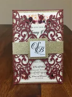 아름 다운 Marsala Burgundy Shimmer 결혼식 초대장 세트 레이저 컷 포켓, 골드 반짝이 배 밴드, 인쇄 된 초대 봉투 포함
