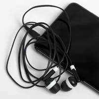 Al por mayor - universal más barato 100PCS / LOT Negro En la oreja los auriculares auriculares para el iPhone 4 5 6 auriculares MP3, MP4 y audio de 3.5mm DHL FEDEX gratuito