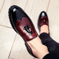 Stilvolle Spitzschuh-beiläufige Partei-formale Schuhe für Männer Günstige Mischfarben-Leder-Troddel-Müßiggänger-Mens-Hochzeits-Schuhe 3 Farben