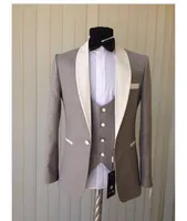 2018 Nueva Light Grey Groom Tuxedos Barato Marfil chal chal chaqueta de padrino de boda traje para hombre trajes de boda por encargo (chaqueta + pantalones + chaleco + corbata)