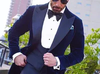 Najlepsze Marynarki Wojennej Blue Velvet Men Wedding Tuxedos 3 Piece Suit Groom Smokingi Doskonałe Mężczyźni Business Dinner Prom Blazer (Kurtka + spodnie + krawat + kamizelka) 1163