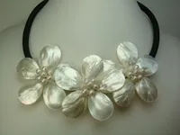 Collana in vero fiore di conchiglia naturale, perla bianca 5-6mm e gioielli in conchiglia di mare Collana in pelle nera
