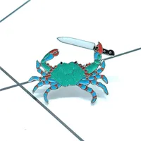 Glitter Mar Animal Pin Azul-Verde Cangrejo Cangrejo Holding Cuchillo Metal Lindo Esmalte Broche Unito Trendy Traje Mochila Regalos Regalos