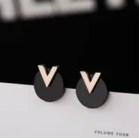 Vente en gros-2019 vente chaude boucles d'oreilles de concepteur de titane en acier de titane goujon de la mode rose or lettre V oreilles avec logo