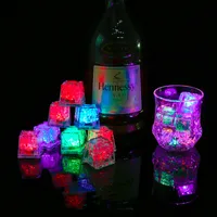 Cubos de hielo LED Flash Cambiando automáticamente Cubo de cristal Cubo de cristal Light-Up 7 Color para fiesta romántica Boda Regalo de Navidad KD1