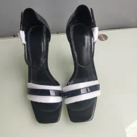 유럽식 고전적인 럭셔리 스타일 여성 신발 샌들 패션 슬리퍼 섹시한 샌들 알파벳 발 뒤꿈치 가죽 스티치 및 벨트 버클 만들기