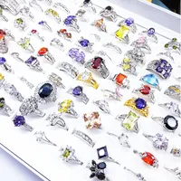 Partihandel 100st / Lot Luxurious Women's Finger Rings Mix Styles Rhinestone Zircon Stone Vacker Silver Ring Bröllopsband med en displaybox