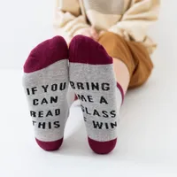 calcetines de vino personalizado Si usted puede leer esto me trae un vaso de caída del otoño del resorte de vino calcetines de la nave nueva Dobby Navidad calcetín gota