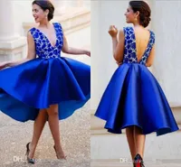 저렴한 로얄 블루 V-Neck Homecoming Dresses 레이스 민소매 오픈 백리스 새틴 하이 - Lo Prom Dresses 우아한 공식 드레스 짧은 이브닝 가운