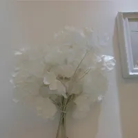 2018白い結婚式の小道具道フラワーステージ背景の装飾花白い人工的なイチョウビロバホワイトの葉