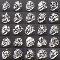 50pcs / Lot de plata / anillo esquelético de la roca chapado en oro anillos del cráneo del punk Hombres Mujeres joyas de moda mixstyles nuevo motorista