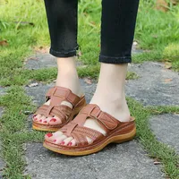 Venta caliente: las mejores mujeres Diapas de la moda de verano de la manera ancha plana sandalias resbaladizas zapatillas al aire libre zapatillas de playa tamaño 35-43