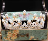 Bling Charming Gold Headpieces Bröllop Crown Alloy Bridal Tiara Baroque Queen King Crown Gold Color Pearls Butterfly Tiara och Crown Cheap