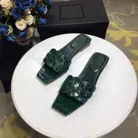 Nouveau cuir boucle en forme de femmes mode de concepteur pas cher crocodile pantoufles bain intérieur SANDALES sandalettes allument