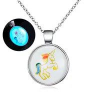 Collier en verre coloré licorne collier de motif de cheval mignon lueur dans les bijoux sombres