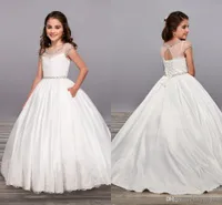 2020 Biały Koronki Satynowe Kwiat Girl Dresses Kids Wedding Cap Sleeve Jewel Beaded Dhinestones Suknie Balowe Pierwsza Komunia Święta Sukienki