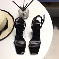 2019 최고 품질의 명품 디자이너 스타일의 특허 가죽 스틸의 스틸 여성의 고유 한 알파벳 샌들 웨딩 드레스 신발 섹시한 신발 상자