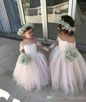 Romantico fuori dalla spalla economici ragazze di fiore abiti da sposa per la sposa illusione del progettista lungo del merletto maniche in tulle Champagne bambini Dresses75674