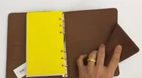 Notas de la agenda de la marca caliente LIBRO cubierta cuero diario cuero con bolsa para polvo y cuaderno de tarjeta de factura estilo de venta caliente anillo de oro