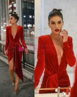 2020 Yeni Kırmızı Kadife Kılıf Ünlü Elbiseleri Ile Ön Bölünmüş Derin V Boyun Kısa Uzun Kollu Kırmızı Halı Balo Parti Elbiseler Custom Made
