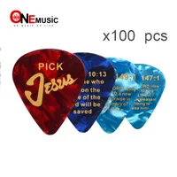 100pcs / lot mix färg celluloid gitarr plocka med Jesus Romans 10:13 Utskrift 0,71mm