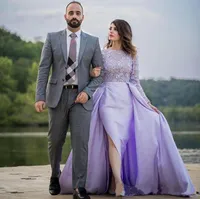 2020 Lavendel Evening Dresses Mermaid Jewel Lace Satin Prom Klänningar med Overskirts Långärmad sida Split Arabiska Party Gowns