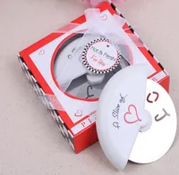 Vente en gros "Une tranche d'amour" Coupeur de pizza en acier inoxydable dans une boîte à pizza miniature Faveurs et cadeaux de mariage pour un invité