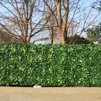 人工的なヘッジの葉の植物の偽のアイビー壁10 "x 10"プラスチック垂直庭の紫外線プルカシーバックダイヤード結婚式の装飾