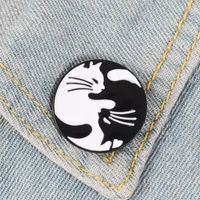 TAI CHI koty szklane szpilki czarne białe przytulanie koty odznaka broszka torba odzież lapel pin cartoon zwierząt biżuteria prezent dla kotów fanów kotów