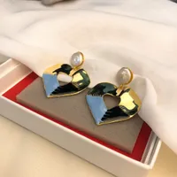 Bolzen-Anhänger-Liebes-Perlen-Ohrringe handgefertigte Zirkon Schmuck 18 Karat vergoldet Messing für Frauen asymmetrisch