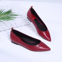 عارضة أشار الأحذية المسطحة سيدة مكتب مثير جودة الحمراء الشقق البنات 2020 أزياء نسائية جديدة في الهواء الطلق الأسود الشقق الجلود حجم 40 # D28
