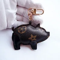 Fashion Pig Designer Nyckelringar Hängsmycken Brun PU Läder Animal Flower Bag Charms Cute Present Bil Key Ringar Hållare Smycken Nyckelringar Nyckelringar