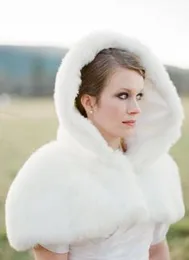 2017 Vinterfaux päls kappor Hooded Wedding Wraps White Short Sleeve Fur Bridal Shrugs Boleros Jackor
