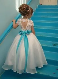 Organza Girl Pageant Dresses Kort ärmar Pärlor Crystal Blue Sash Vintage Lace Heart Back Princess Flower Girl Dress Girl Party Dress