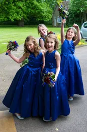 Moderne königliche blaue Satin -Blume -Mädchen Kleider für Vintage Hochzeit Juwel Halsboden Lange Falten Erste Kommunion Partykleider billig