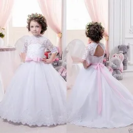 New Sheer Capped Sleeve Flower Girl Dresses For Country Garden Bröllop Prinsessan En Linje Juvel Neck med Beaded Sash Barn Formell Kappor