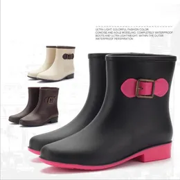 Hot Sale- Women Rain Boots Dam Bekväm Mid-Calf Mixed Colors Heel Vattentät Charm Rainboots 2016 Ny mode design pvc enkelt bra