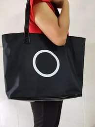 Klassisk svart C Fashion Storage Shoulder Bag Stora Kapacitet Shopping Väskor Kvinna Fritid Bale För Dam Favorit Vogue Objekt VIP Gifts