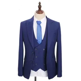 Niebieski Groom Tuxedos Peak Lapel Groomsman Wedding Tuxedos Mężczyźni Formalny Biznes Prom Dinner 3 Piece Suit Custom Made (Kurtka + spodnie + krawat + kamizelka) 2290