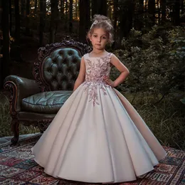 Piękny Tulle Różowy Kwiat Girl Sukienki na Wesela Wysokiej szyi Rękawy Sweep Pociąg 3D Kwiatowa Aplikacja Komunia Dress Girls Pagewant Suknia4574