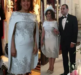 Underbar Silver Lace Appliced ​​Mother of the Bride Suits Dresses With Cape Formal Women Wedding Dresses Mellanöstern Dubai Dress